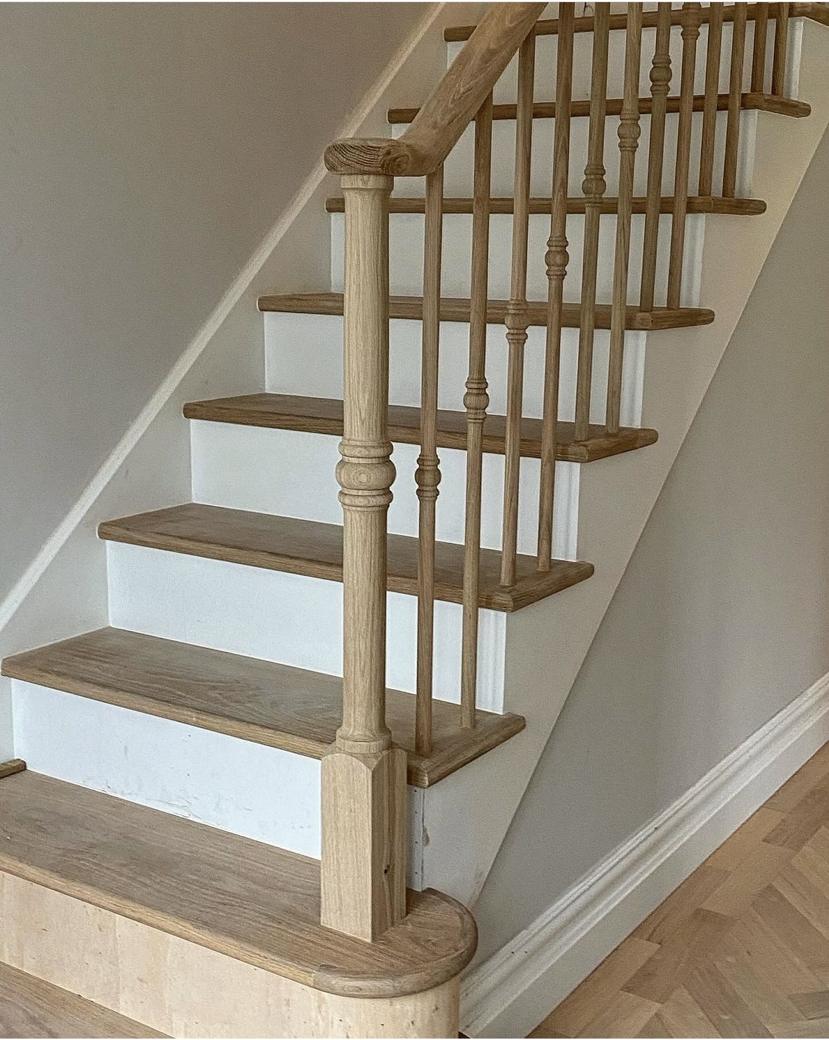 Oak knuckle pine top newel